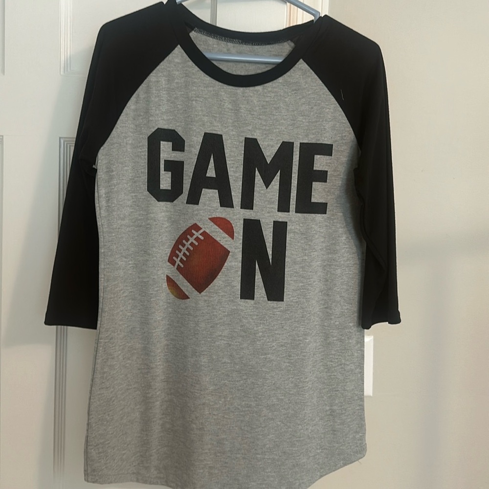 3/4 length graphic tee. Size medium I believe.